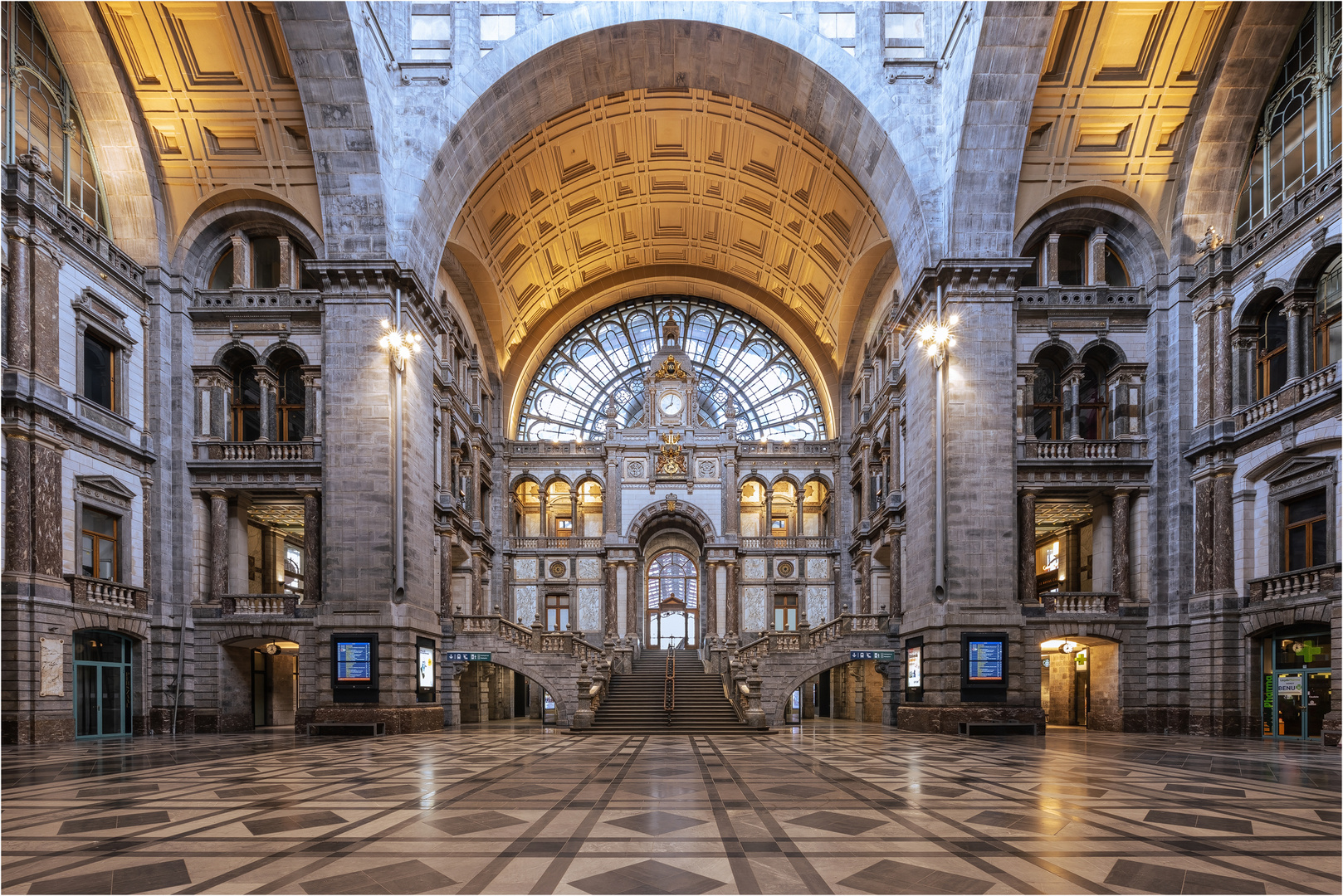 ...Antwerpen Centraal...