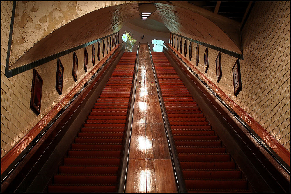 Antwerpen St-Anna-Tunnel Holzrolltreppe