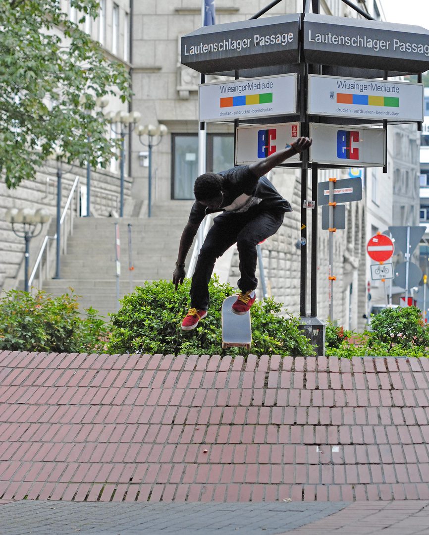 Antwuan - Nollie Bigspin Out