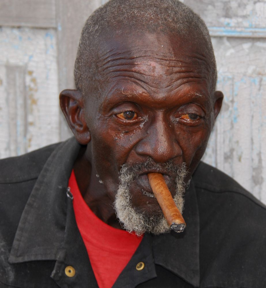 Anziano che si fuma il suo sigaro