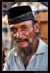 Anziano notabile di un villaggio sull'Isola di Komodo - Indonesia