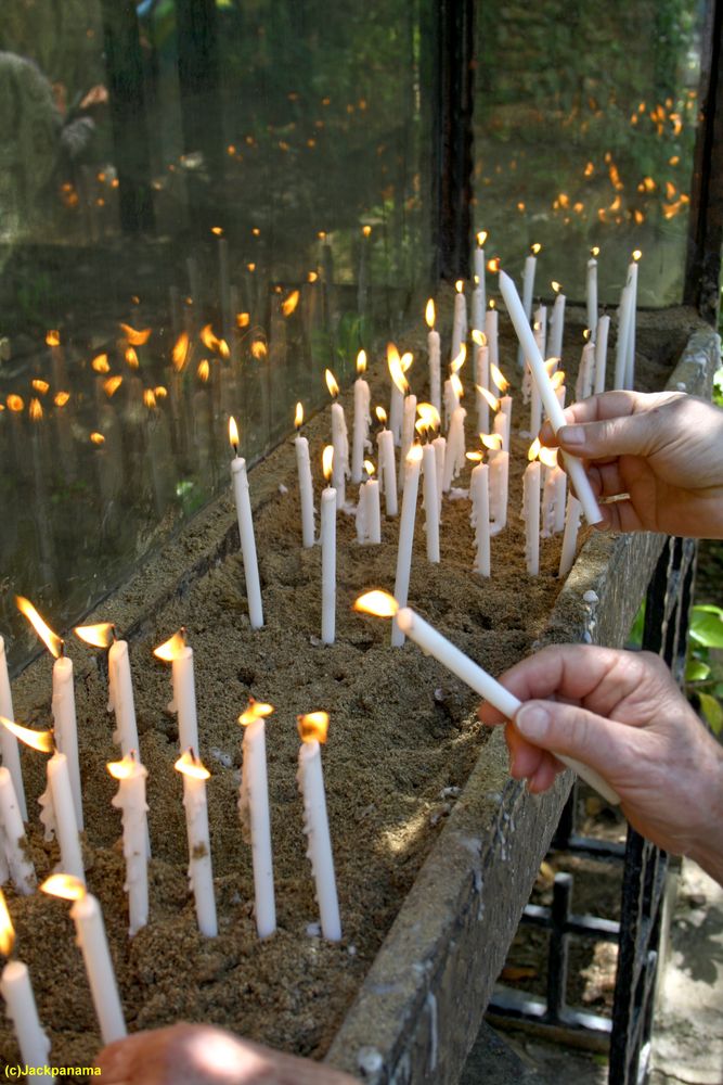 Anzünden von Kerzen vor dem Bild der Hl. Mutter Gottes