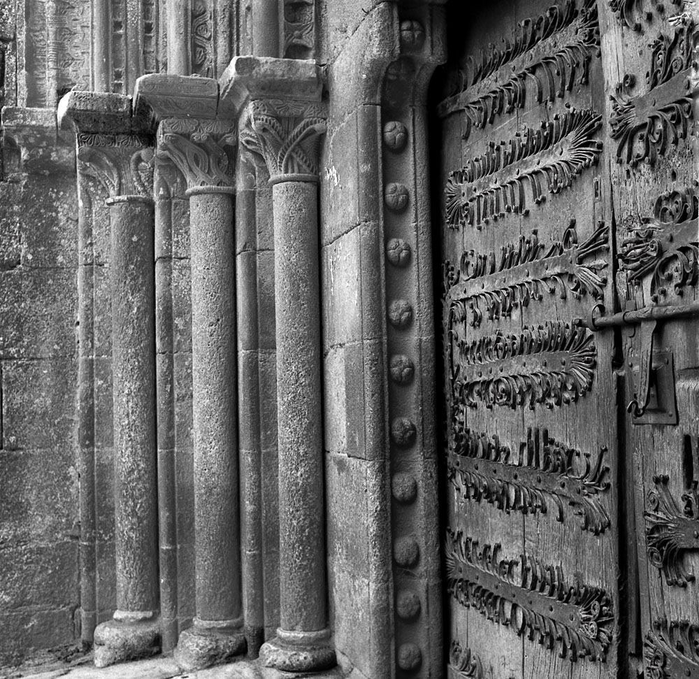 Año 1.964. Puerta iglesia de Castroverde