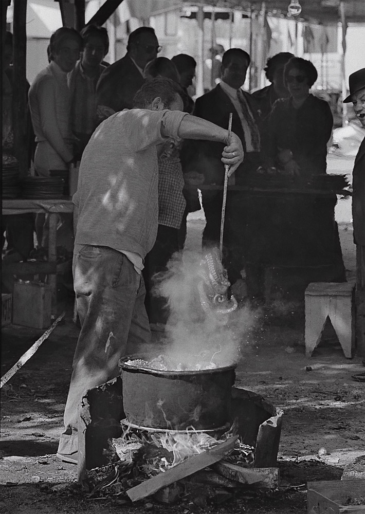 Año 1.970- Cociendo el pulpo.Ferias y fiestas de San Froilan.Lugo