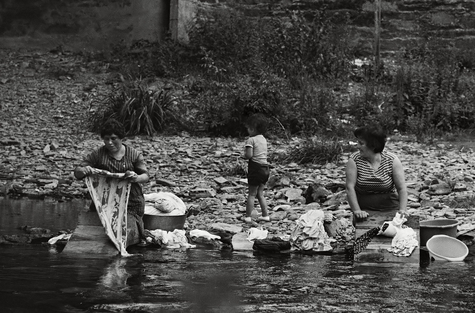 Año 1.970 - LAVANDERAS EN EL RIO MIÑO