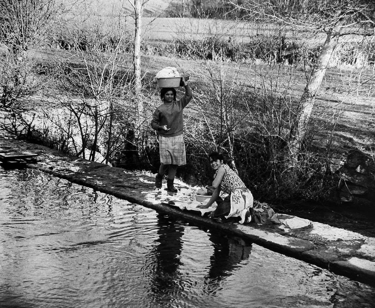 Año 1.970 MUCHACHAS GITANAS LAVANDO ROPA EL EL RIO