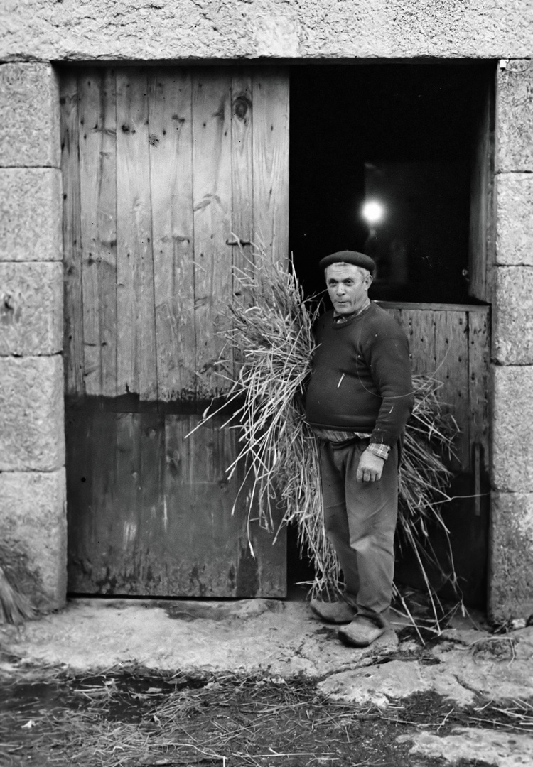 Año 1.976 - PREPARANDO EL PESEBRE PARA LOS ANIMALES