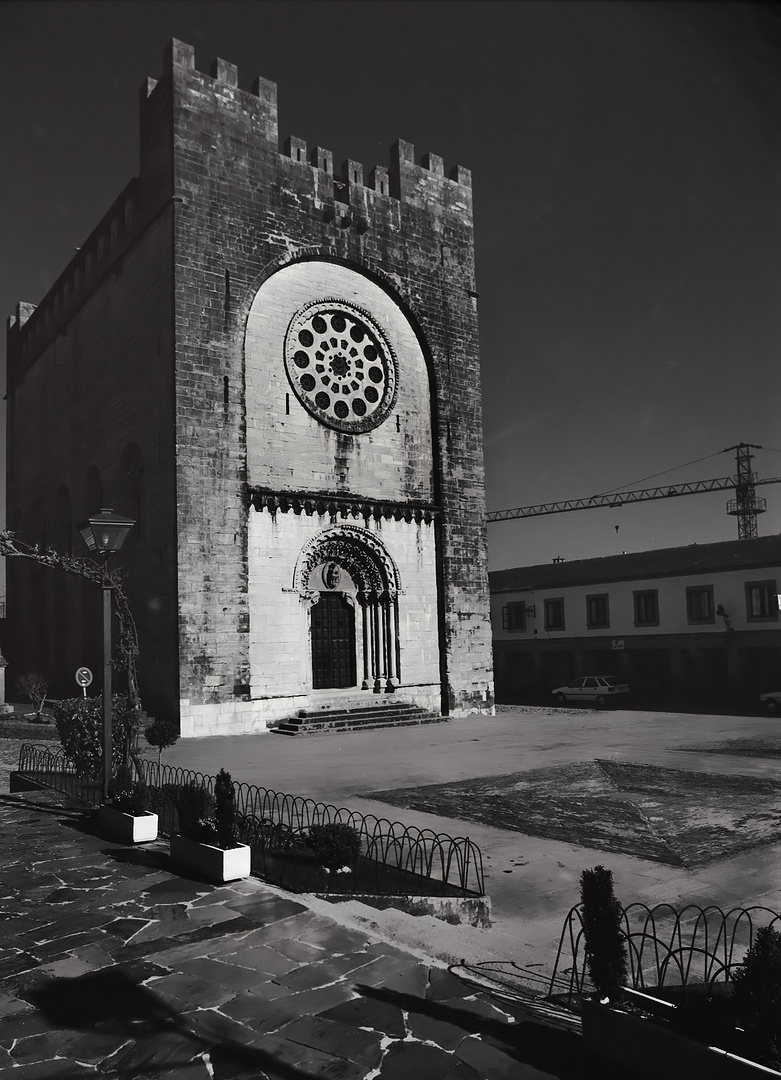 Año 2.000-IGLESIA FORTALEZA DE PORTOMARIN.Lugo