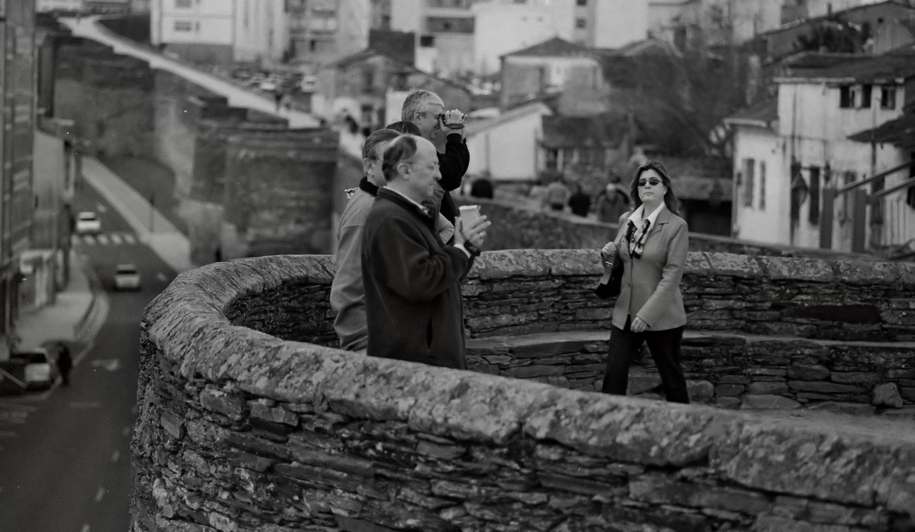 Año 2.000 - LOS TURISTAS Y LA MURALLA ROMANA DE LUGO