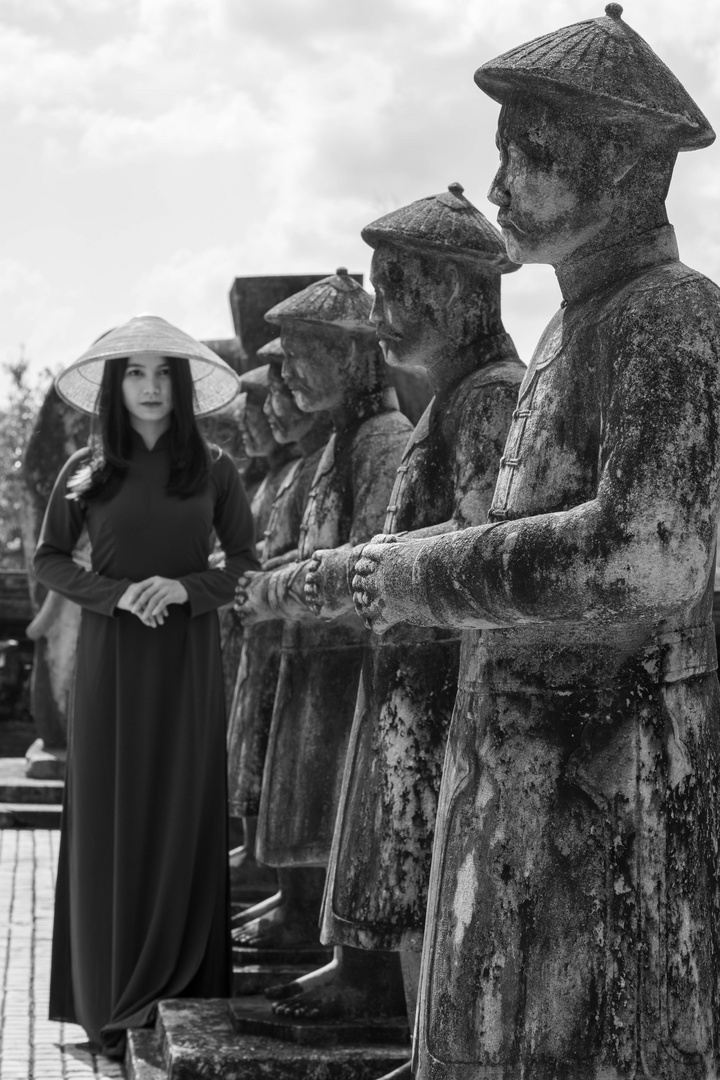 Ao Dai Maiden im Grabmahl von Khai Dinh Hue Vietnam