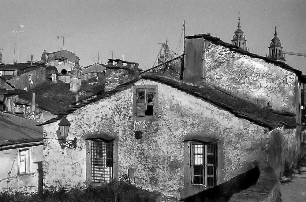 Año1.980 - VIEJAS CASAS DESDE LA MURALLA LUCENSE.