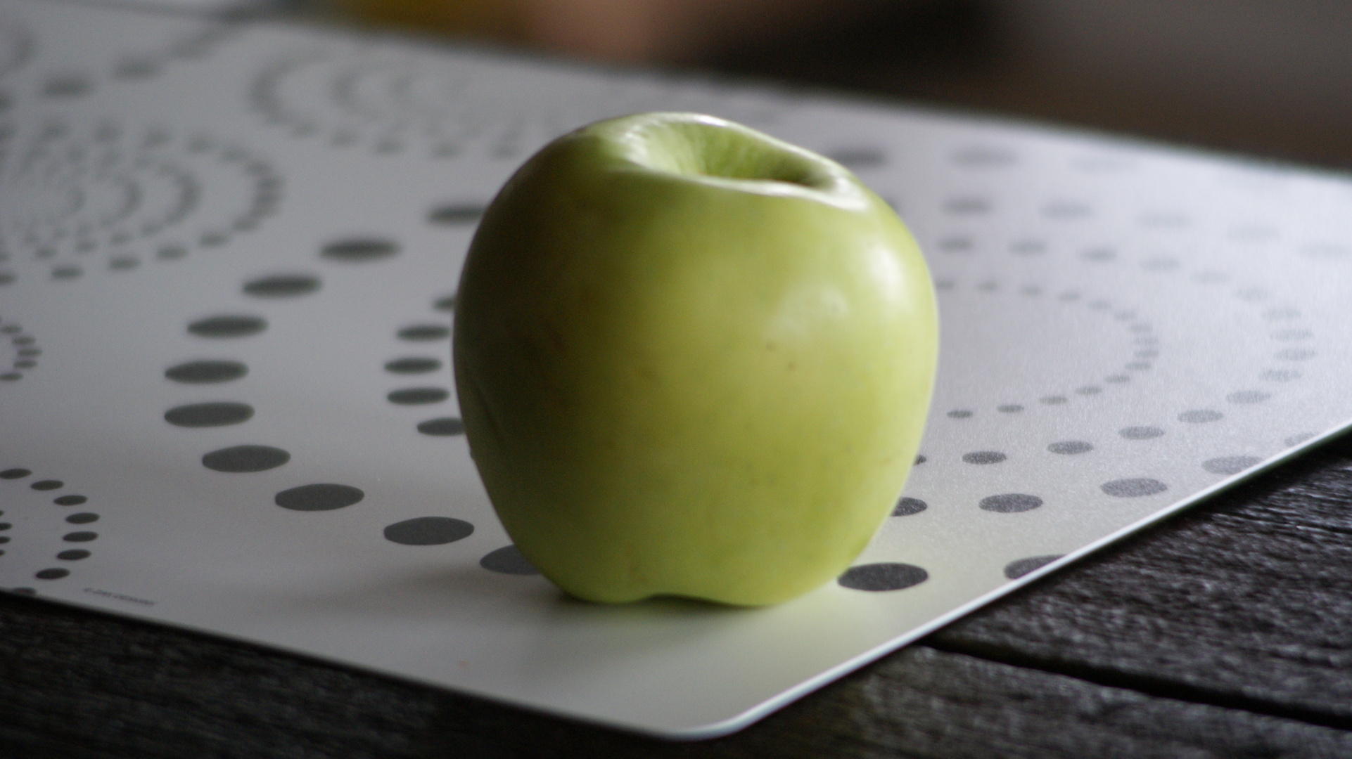 Apfel auf Sumpfeichentisch