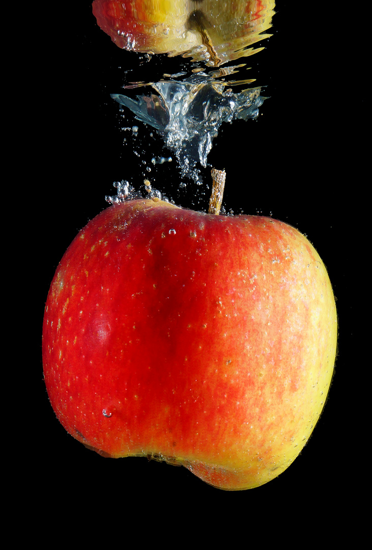 Apfel im Wasser 1