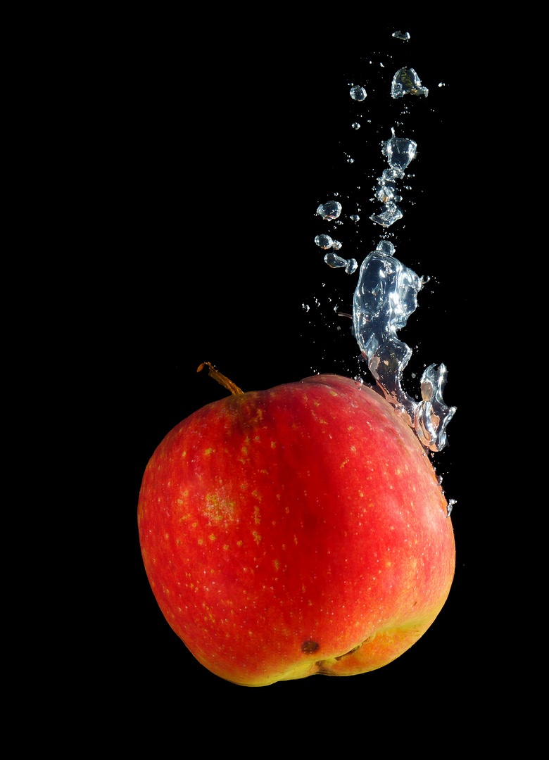 Apfel im Wasser 2