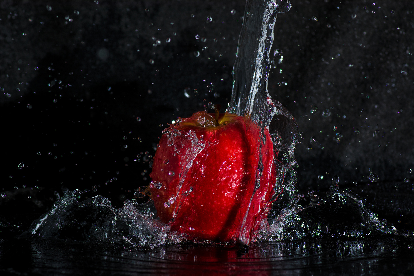 Apfel mit Wasser splash