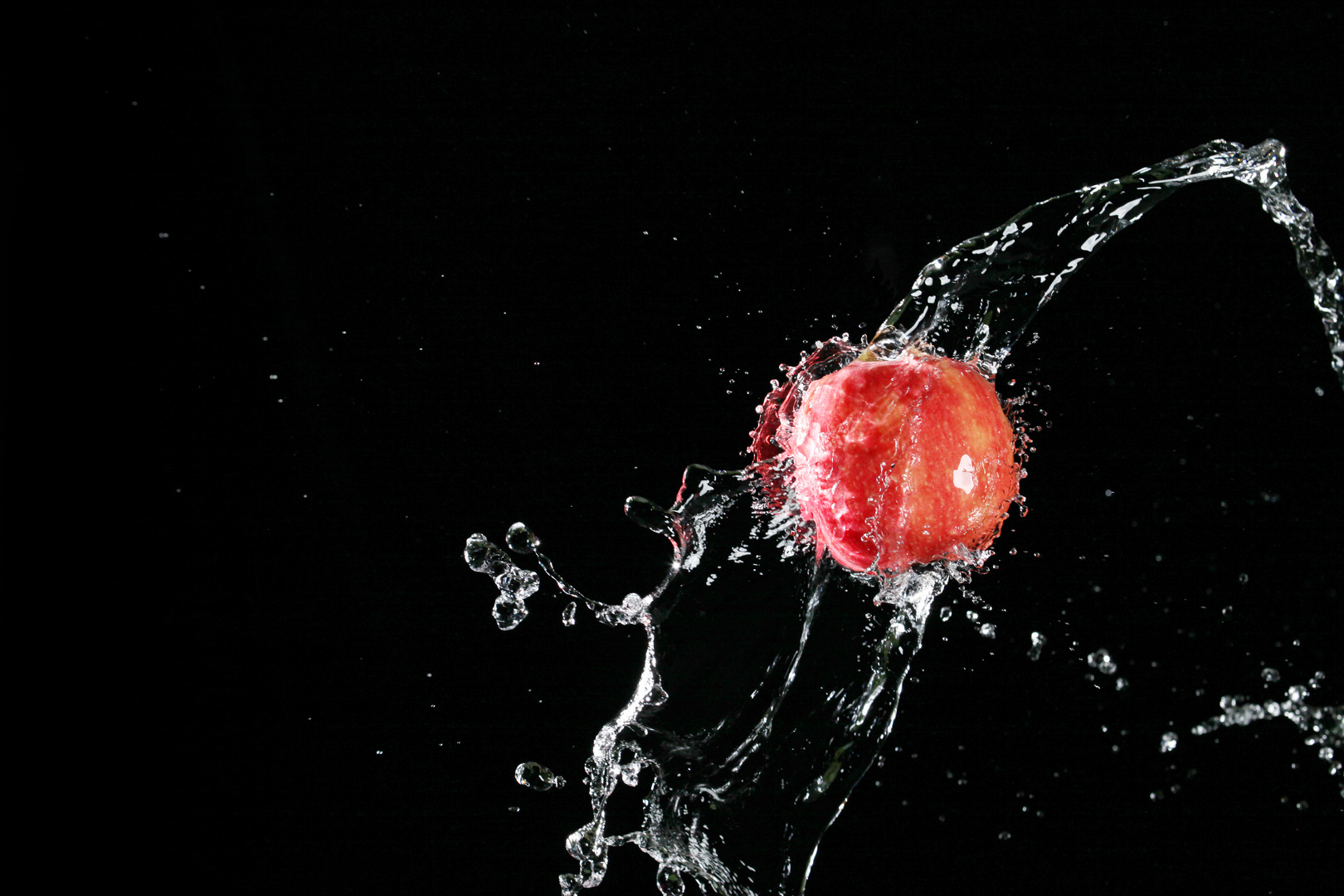 APFEL mit Wasserspritzer