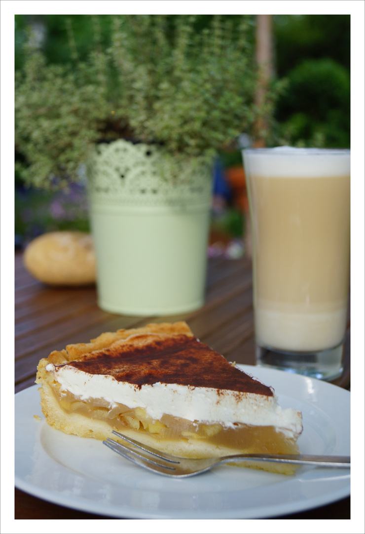 Apfel-Schmand-Kuchen und einen Latte Macchiato