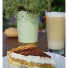 Apfel-Schmand-Kuchen und einen Latte Macchiato