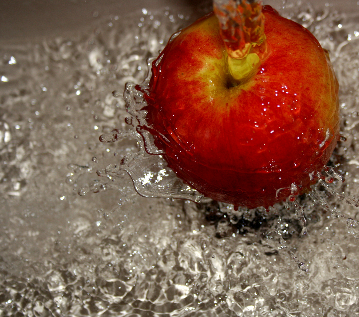 Apfel unter Wasser