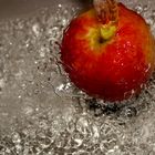 Apfel unter Wasser