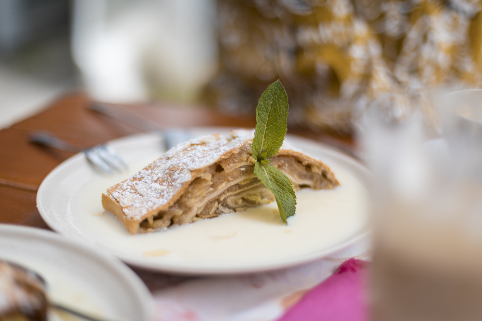 Apfelstrudel in Vanillesoße