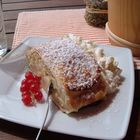 Apfelstrudel mit Sahne