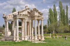 Aphrodisias Tetrapylon beim Heiligtum der Aphrodite