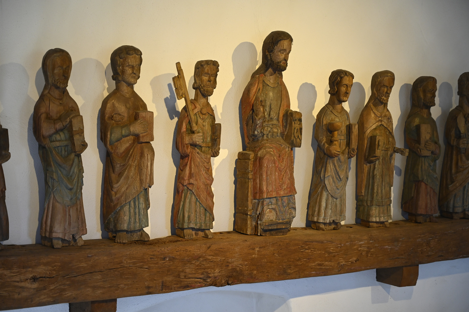 Apostelgruppe aus Holzfiguren