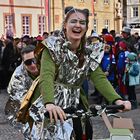 Apothekerin auf Lastenfahrrad