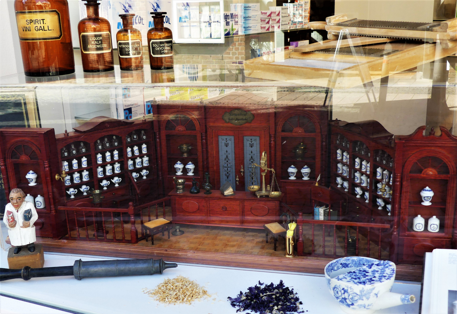 Apothekerschrank en miniature