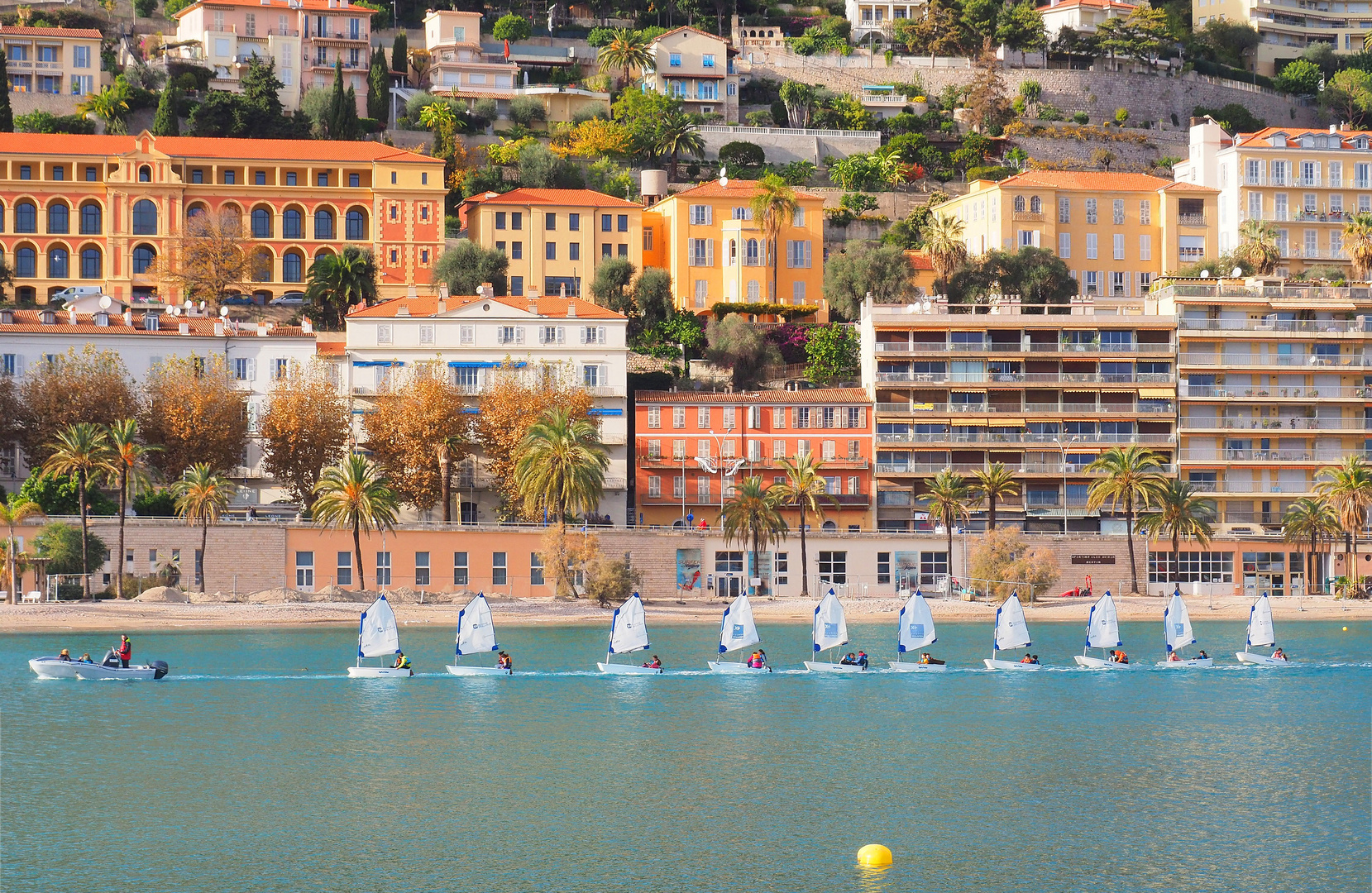 Apprentissage de la voile devant la Plage des Sablettes