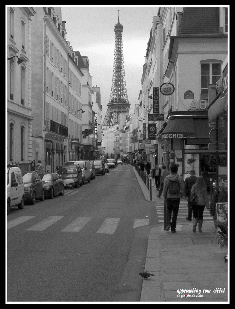 approaching tour eiffel