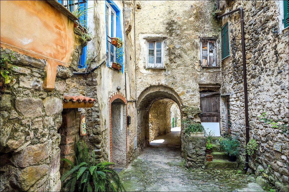 Apres ces petites ruelles nous arrivons à cette petite placette