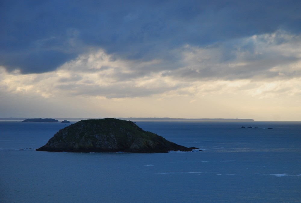 APRES LA PLUIE LE CAP FREHEL A L'HORIZON DEPUIS DE ST MALO