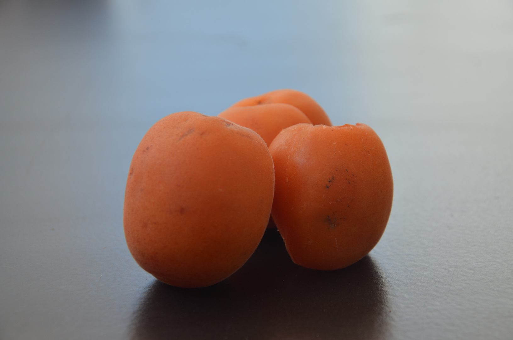 Apricose auf`m Gartentisch