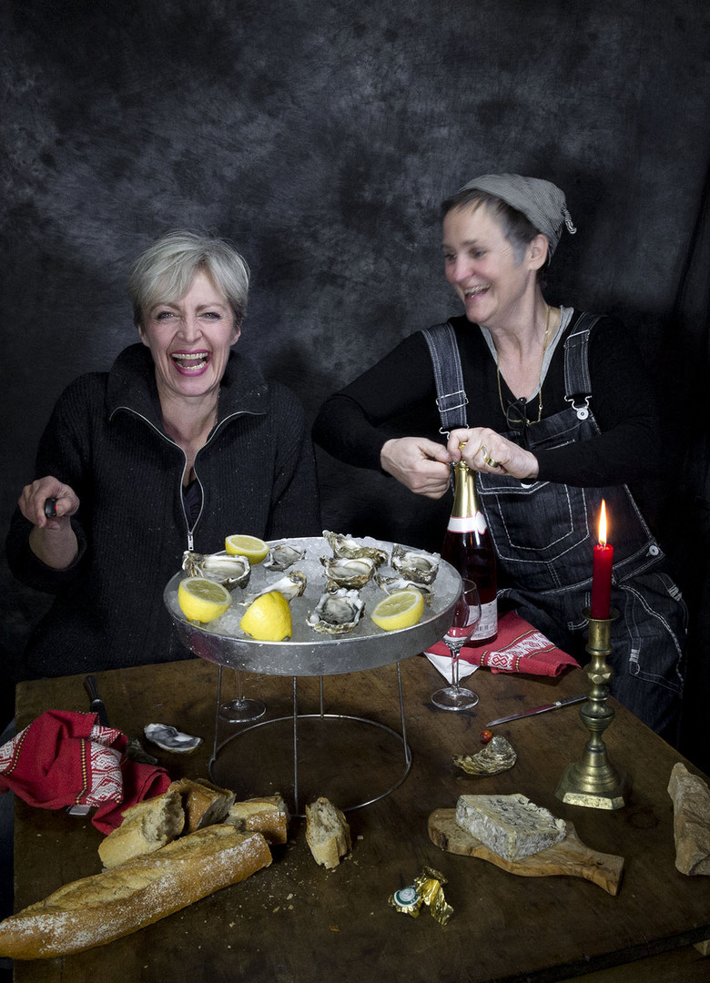 april hailer und yvonne steiger essen austern bei vollem lichte 01