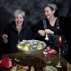 april hailer und yvonne steiger essen austern bei vollem lichte 01