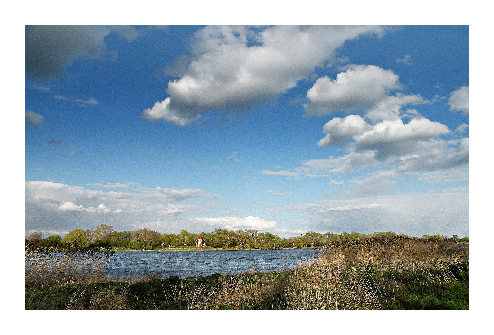 April über der Elbe