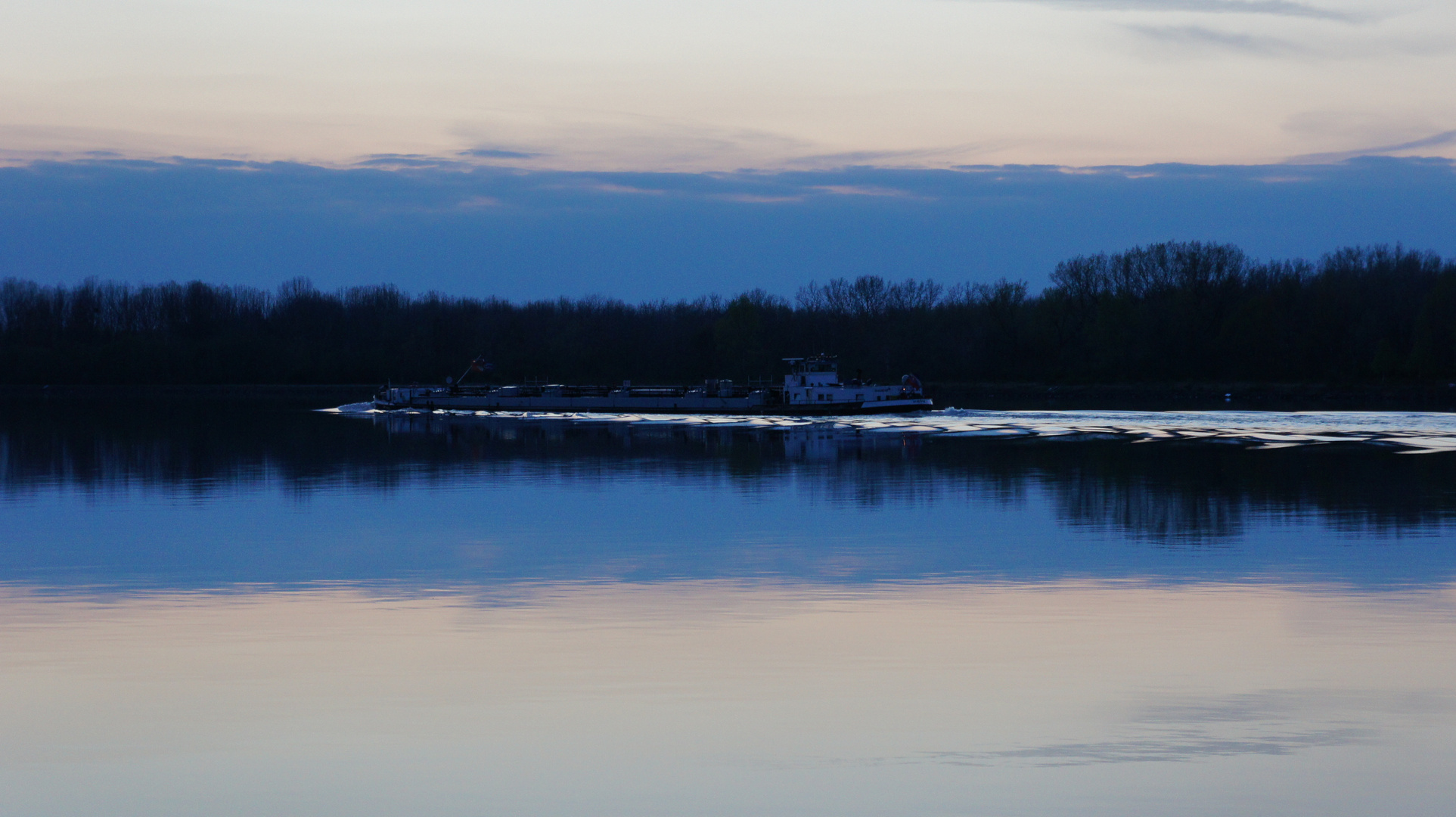 Aprilabend . Donau bei Wien