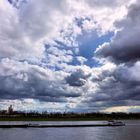 Aprilhimmel am Rhein bei Köln