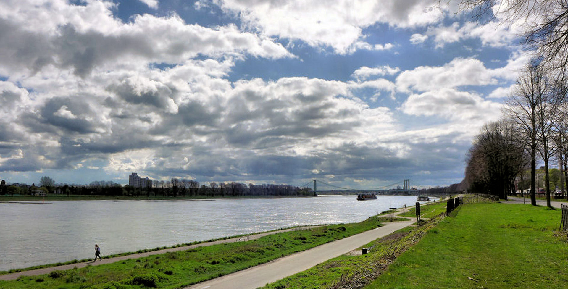 Aprilhimmel über dem Rhein