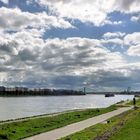 Aprilhimmel über dem Rhein