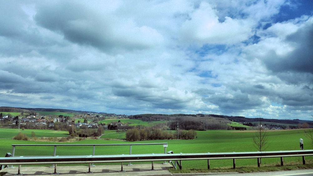 Aprilhimmel über dem Westerwald 1