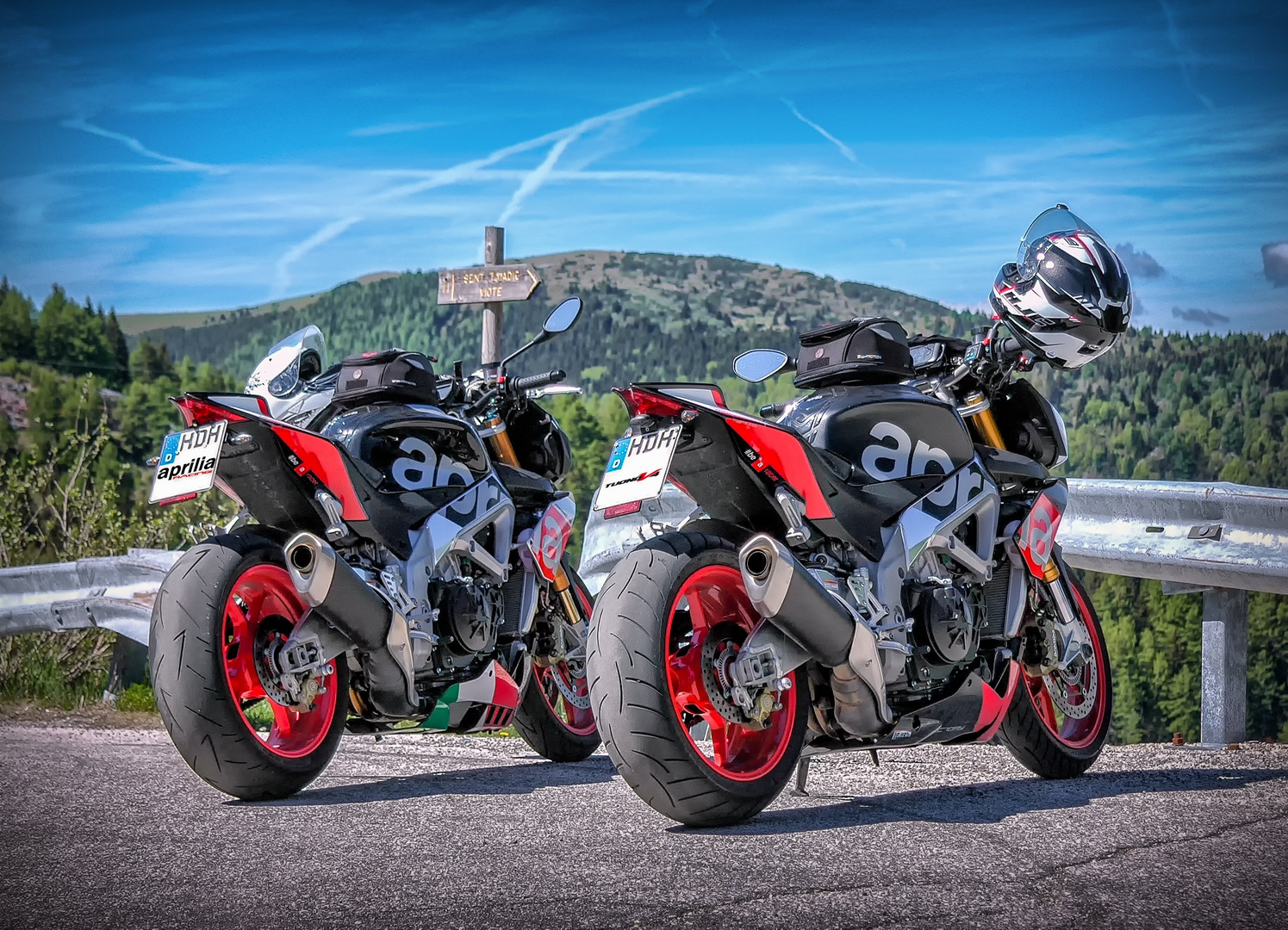 Aprilia Tuono V4 in Doppelpack