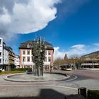 Aprilwetter in Mainz - Schillerplatz mit Fastnachtsbrunnen