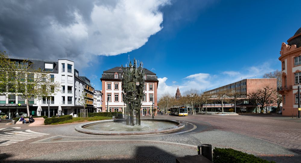 Aprilwetter in Mainz - Schillerplatz mit Fastnachtsbrunnen