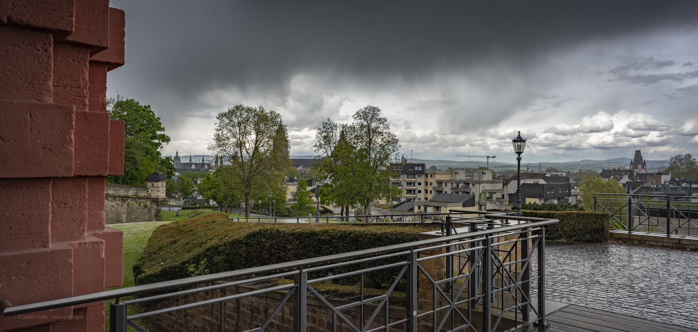 Aprilwetter - Regenwolken über Mainz und Wiesbaden