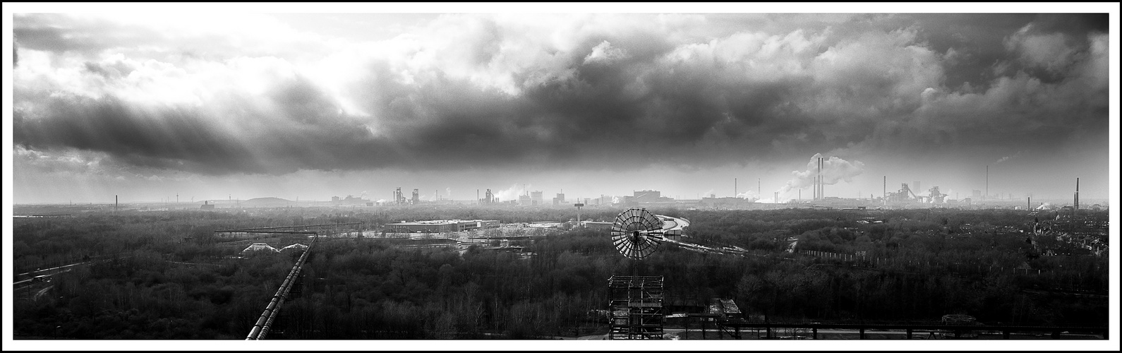 Aprilwetter, Skyline von Duisburg