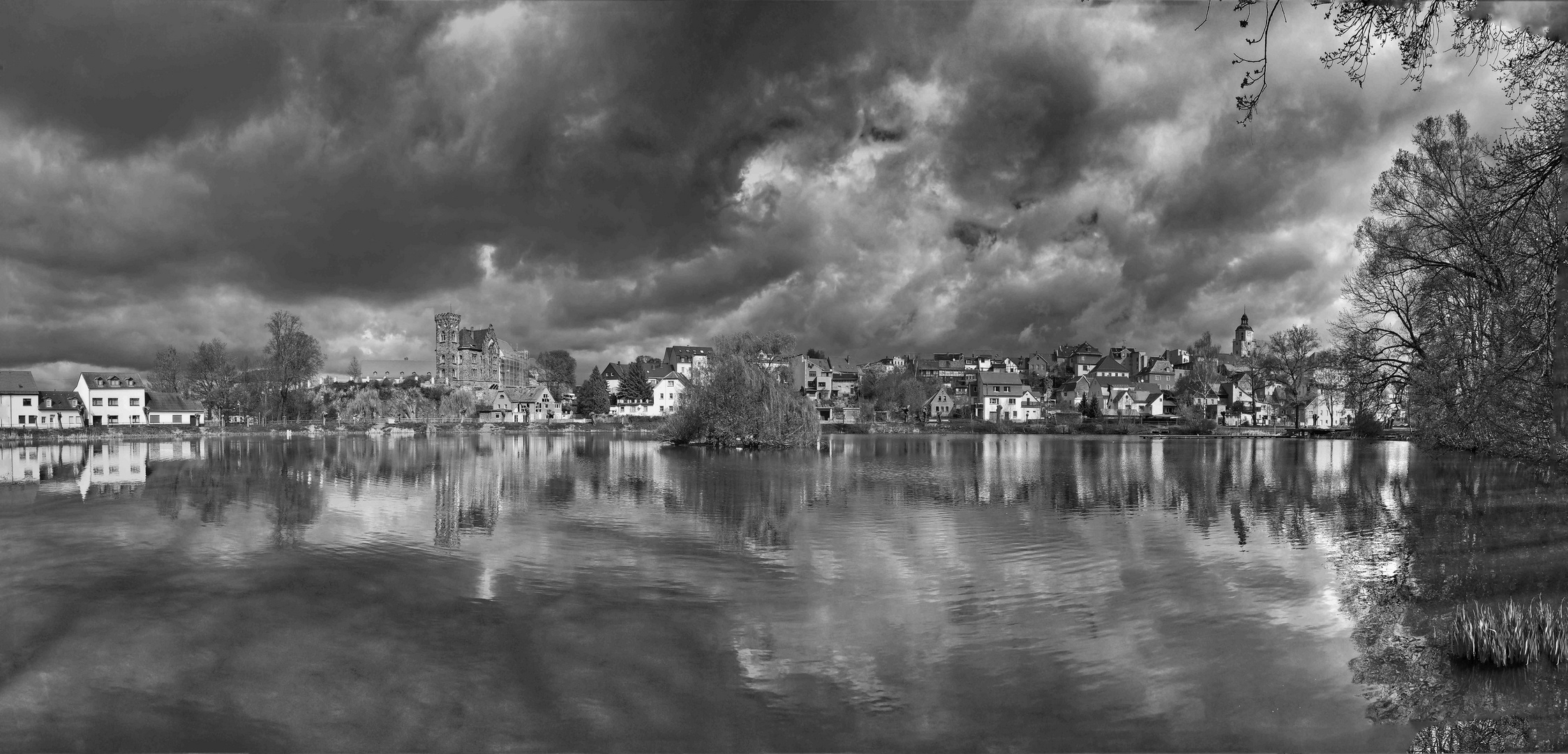 Aprilwetter über dem Baderteich in Ronneburg im Panoramablick