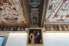 Apropos Florenz: die Uffizien – gekrönte Häupter unter der Decke